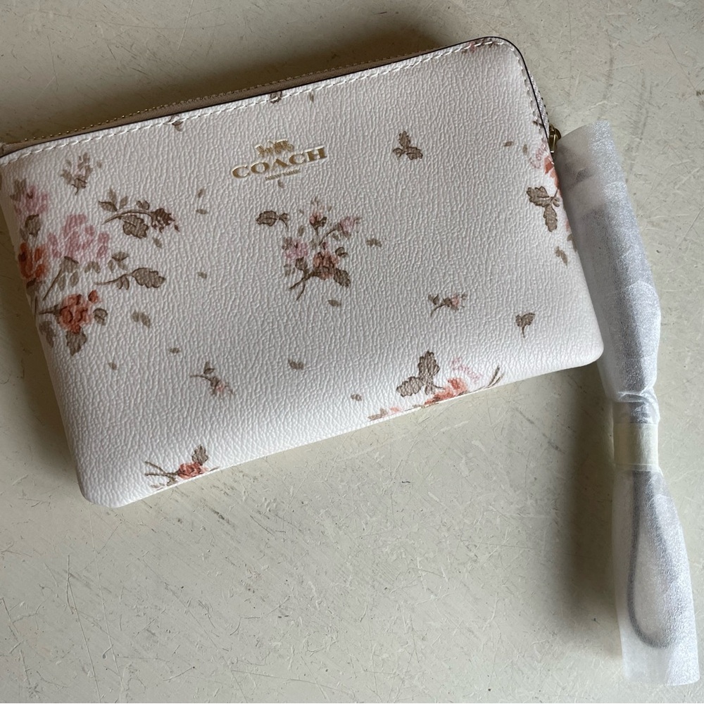 NWT Coach Rose Bouquet Corner
Zip Wristlet In Chalk Multi Style # 91781